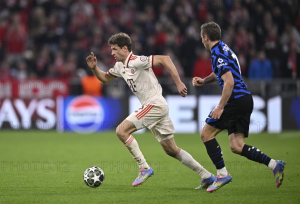 Thomas Müller FC Bayern Munich FCB (25) against Davide Frattesi Inter Milan (16) Champions League, Allianz Arena, Munich, Bavaria, Germany, Europe