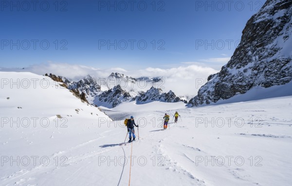 Ski tourer with rope, rope team on the Vadret da Porchabella glacier on the ascent to the summit of Piz Kesch, mountain landscape in winter, alpine tour, ski tour Bündner Haute Route, Albula Alps, Rhaetian Alps, Grisons, Eastern Switzerland, Switzerland, Europe