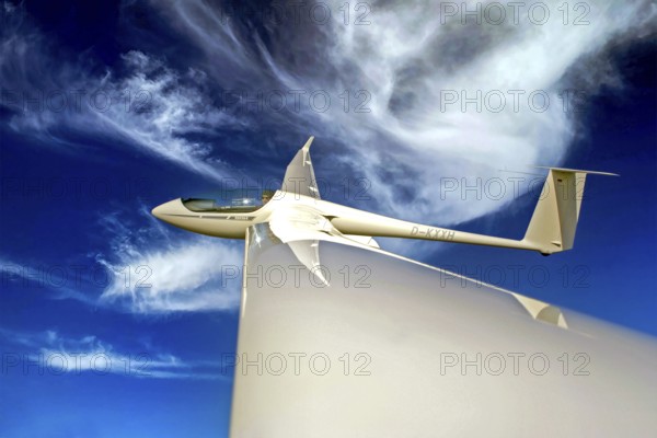 Glider, aircraft, motor glider, plastic, carbon fibre, Kevlar, GRP, CFRP, modern construction, 18 metre class, self-launcher, single-seater glider type ASH 26 E, aerial photo
