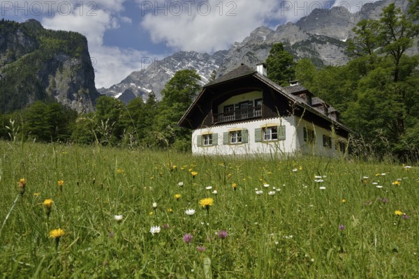 Farmhouse in front of the east wall of the Watzmann, Upper Bavaria, Bavaria, Germany, Europe