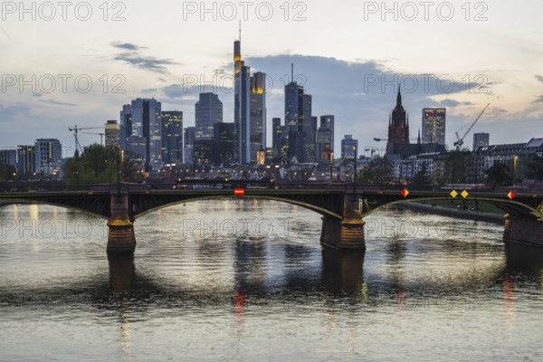 Skyline and banking district at sunset, Daemmerung, Tower 185, Commerzbank, HelaBa, Hessische Landesbank, Deutsche Bank, Ignatz-Bubis-Bruecke, Frankfurt am Main, Hesse, Germany, Europe