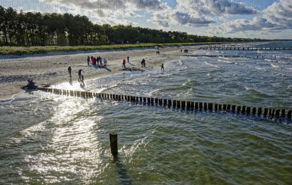 Holidaymakers at the Zingst pier, cloudy mood and waves, Baltic Sea coast, Zingst, Fischland-Darß-Zingst peninsula, Mecklenburg-Western Pomerania, Germany, Europe