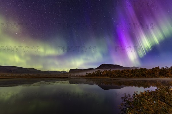 Northern lights, aurora borealis, reflected in lake, mountains, autumn, autumn colours, Nikkaluokta, Laponia, Lapland, Sweden, Europe