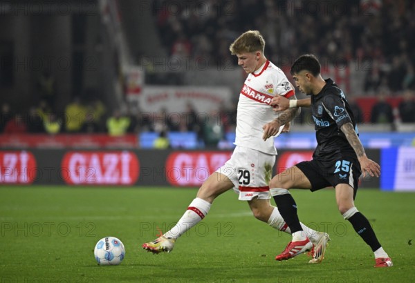 Duel, action Finn Jeltsch VfB Stuttgart (29) against Exequiel Palacios Bayer 04 Leverkusen (25) MHPArena, MHP Arena Stuttgart, Baden-Württemberg, Germany, Europe