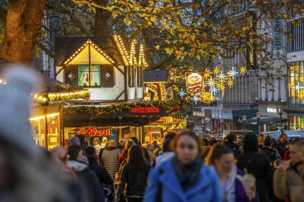 Pre-Christmas season, people, shoppers, visitors to the Christmas market in Essen city centre, Kettwiger Straße, Christmas lights, Essener Lichtwochen, North Rhine-Westphalia, Germany, Europe