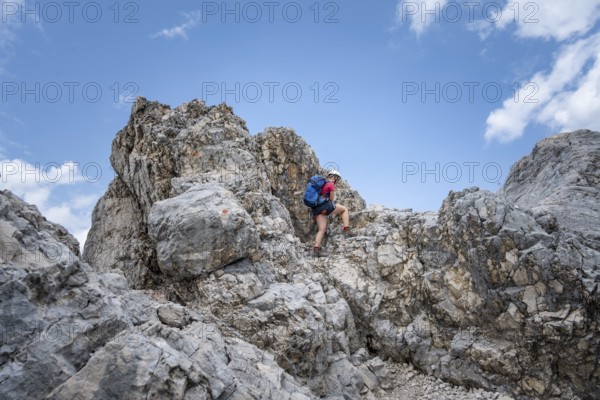 Mountaineer on the Jubiläumsgrat between Zugspitze and Alpspitze, high mountains, Wetterstein range, Bavaria, Germany, Europe