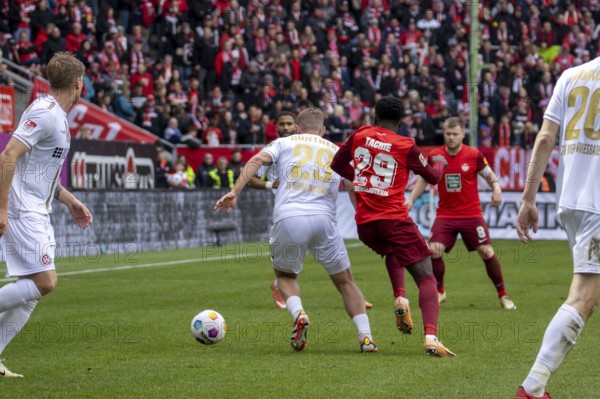 20.04.2024, Football 2nd Bundesliga, Season 2023/24, Matchday 30: 1. FC Kaiserslautern vs SV Wehen Wiesbaden (1:1) . Richmond Tachie (29, 1. FC Kaiserslautern) and Lasse Günther (29, SV Wehen Wiesbaden) in a duel for the ball
