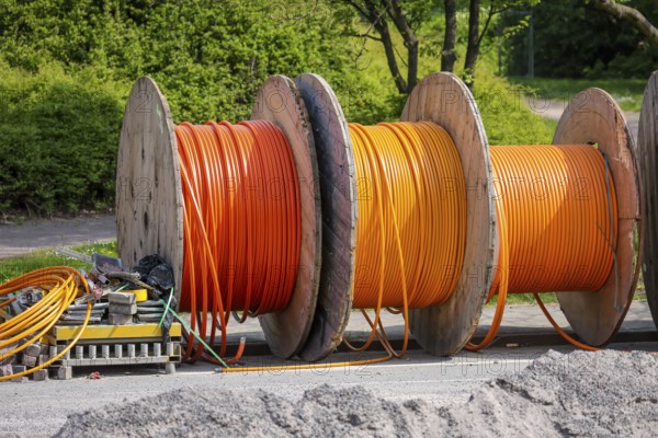 Duisburg, North Rhine-Westphalia, Germany, Internet broadband expansion, construction site for laying fibre optic cable, cable drum with fibre optic cable, new construction of fibre optic routes, fast Internet, DSL cable connection for households, Europe