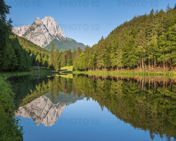 In the morning at Lake Riessersee near Garmisch-Partenkirchen in front of the Waxensteinen, Upper Bavaria, Bavaria, Germany, Europe