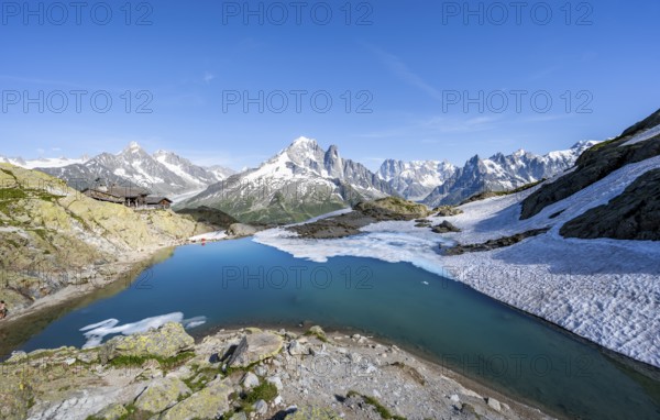 Mountain landscape with mountain lake Lac Blanc, mountain peaks, Aiguille Verte, Grandes Jorasses, Aiguille du Moine, Mont Blanc, Mont Blanc massif, Aiguilles Rouges, Chamonix-Mont-Blanc, Haute-Savoie, France, Europe