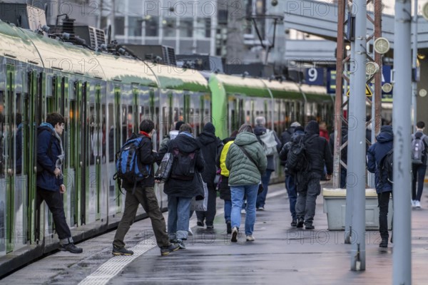 Essen main station, passengers on the platforms leaving an S-Bahn train Essen, North Rhine-Westphalia, Germany, Europe