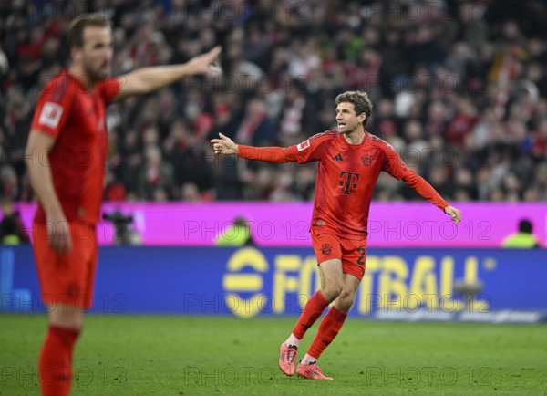Harry Kane FC Bayern München FCB (09) Thomas Müller FC Bayern München FCB (25) Gesture Gesture Conducts Allianz Arena, Munich, Bavaria, Germany, Europe