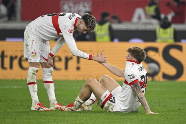 Disappointment for Finn Jeltsch VfB Stuttgart (29) Atakan Karazor VfB Stuttgart (16) Gesture Gesture helps him to his feet MHPArena, MHP Arena Stuttgart, Baden-Württemberg, Germany, Europe