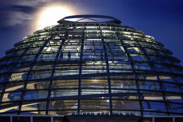 Full moon on the dome of the Reichstag, 16 October 2024, Berlin, Berlin, Germany, Europe