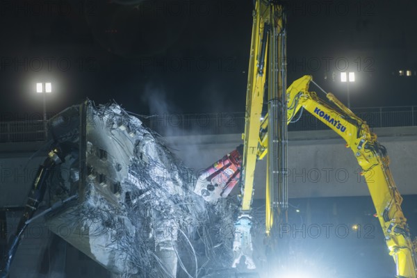 Due to an as yet unknown cause, a section of the Carola Bridge collapsed in the early hours of the morning. Over a length of around 100 metres, the section on which the trams normally run has collapsed into the Elbe. Partial demolition has begun and around 10 excavators are tearing down the collapsed bridge section to make room for the imminent flooding of the Elbe., Partial collapse of the Carola Bridge in Dresden, Dresden, Saxony, Germany, Europe