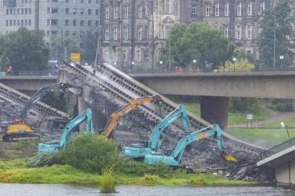 In the early hours of the morning, a section of the Carola Bridge collapsed for unknown reasons. Over a length of around 100 metres, the section on which the trams normally run has collapsed into the Elbe. Partial demolition has begun and around 10 excavators are tearing down the collapsed bridge section to make room for the imminent flooding of the Elbe., Partial collapse of the Carola Bridge in Dresden, Dresden, Saxony, Germany, Europe