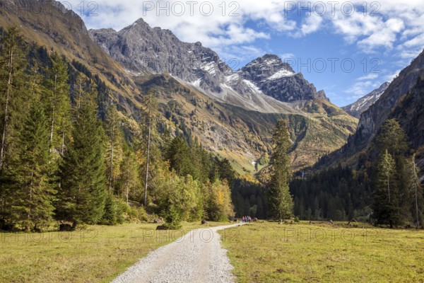 Oytal, behind mountains Schneck and Großer Wilder, autumn atmosphere, Allgäu Alps, Oberstdorf, Oberallgäu, Allgäu, Bavaria, Germany, Europe