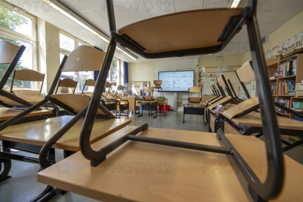Classroom of a fourth grade, after school, the building is older but in good condition, modern teaching materials, interactive, digital whiteboard