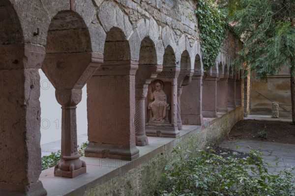 Late Romanesque cloister in the Lusamgärtchen, where Walter von der Vogelweide was buried around 1230, Martinstraße 4, Würztburg, Lower Franconia, Bavaria, Germany, Europe