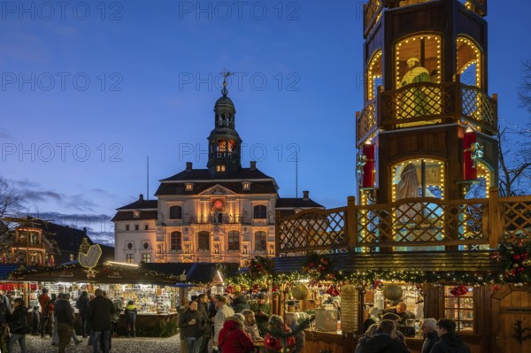 Christmas market with large Christmas pyramid on the market square, behind the historic town hall, Lüneburg, Lower Saxony, Germany, Europe