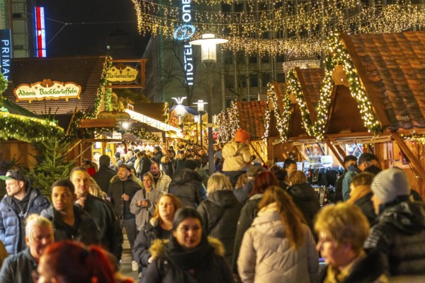 Pre-Christmas season, people, shoppers, visitors to the Christmas market in the city centre of Essen, on Kennedyplatz, Christmas lights, Essener Lichtwochen, North Rhine-Westphalia, Germany, Europe
