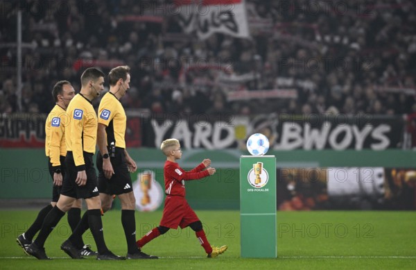 Cup match, ball boy Ballkind takes Adidas Derbystar match ball from the podium, referee Referee Sascha Stegemann assistant referee Christoph Günsch, Frederick Assmuth, DFB Cup, MHPArena, MHP Arena Stuttgart, Baden-Württemberg, Germany, Europe