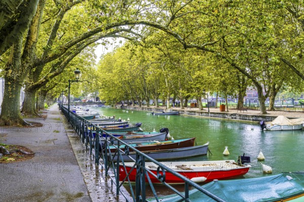 Boats at waterfront of city of Annecy, Departement Haute-Savoie, region Auvergne-Rhône-Alpes, France, Europe