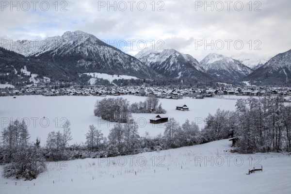 Winter, snowy landscape, view of Oberstdorf, mountains of the Allgäu Alps in the background, Oberallgäu, Allgäu, Bavaria, Germany, Europe