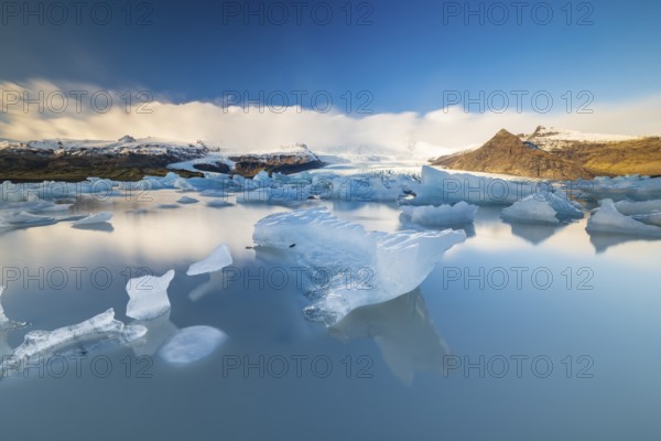 Fjallsarlon glacier lagoon, icebergs with glacier, Vatnajökull National Park, Hornafjörður, South Iceland, Iceland, Europe