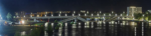 In the early hours of the morning, a section of the Carola Bridge collapsed for unknown reasons. Over a length of around 100 metres, the section on which the trams normally run has collapsed into the Elbe. The partial demolition has been completed. The flood waters are rising, partial collapse of the Carola Bridge in Dresden, Dresden, Saxony, Germany, Europe