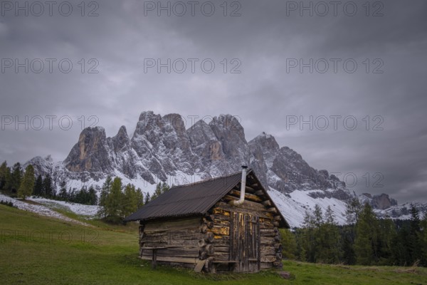 View of a part of the Geisler group from the Gampenwiese, in the foreground an alpine hut, Dolomites, snow, Puez-Geisler nature park Park, St. Magdalena, Funes, Villnößtal, South Tyrol, Italy, Europe
