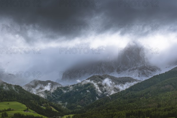 View of the cloudy Peitlerkofel group, Dolomites, St.Peter, Villnöß, Funes, Villnößtal, South Tyrol, Italy, Europe