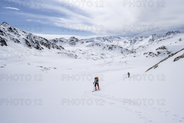 Ski tourer in mountain landscape with snow, ascent to Grialetsch Scharte, Bündner Haute Route, Albula Alps, Rhaetian Alps, Grisons, Switzerland, Europe