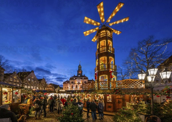 Christmas market with large Christmas pyramid on the market square, behind the historic town hall, Lüneburg, Lower Saxony, Germany, Europe