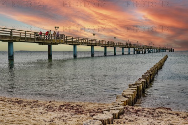 Baltic Sea beach, Baltic Sea coast with the Graal-Müritz pier, sunset, evening mood, Graal-Müritz, Fischland-Darß-Zingst peninsula, Baltic Sea, Mecklenburg-Western Pomerania, Germany, Europe