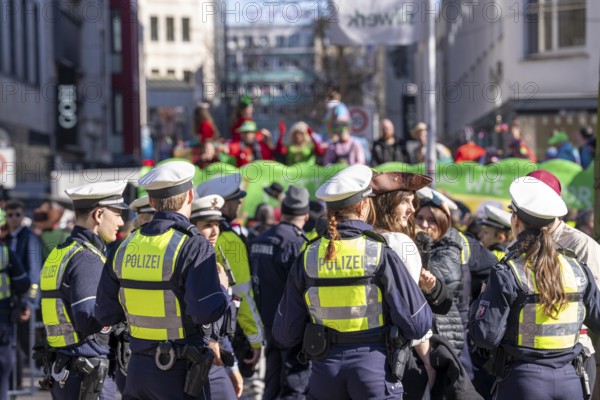 Rose Monday carnival parade in Düsseldorf, police officers secure the Rose Monday parade