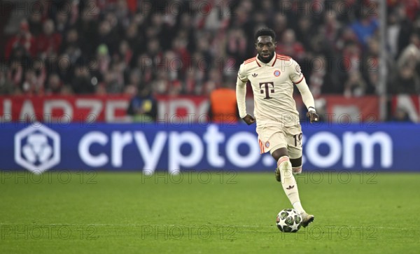 Alphonso Davies Bayern FC Munich FCB (19) Action on the ball perimeter advertising CRYPTOCOM UEFA Champions League Allianz Arena, Munich, Bavaria, Germany, Europe