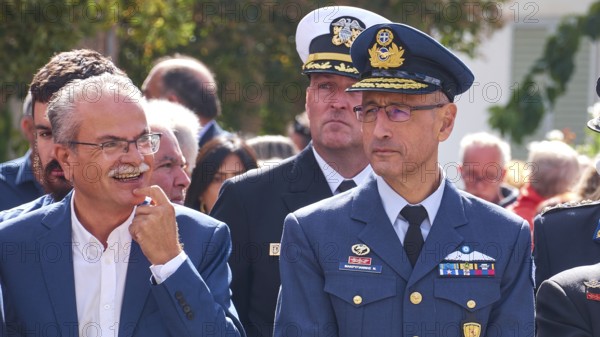 Man in military uniform at an outdoor event, next to him a laughing man, visit of Federal President Frank-Walter Steinmeier in Kandanos on 31 October 2024, Federal President, Frank-Walter Steinmeier, memorial, war crimes, Nazis, Wehrmacht crimes, World War II, Kandanos, Southwest Crete, Crete, Greek Islands, Greece, Europe