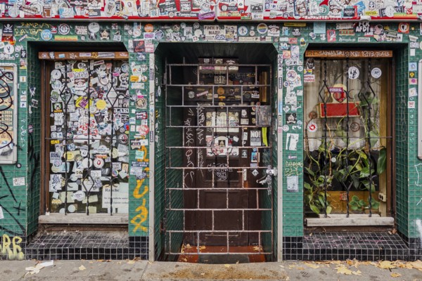 Stickers and graffiti in an entrance area in St. Pauli, Scene, Urban, Hamburg