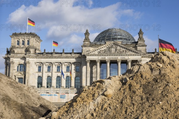 Reichstag building in Berlin Mitte behind Sandbergen due to construction work on the Platz der Republik on 01.03.2025. A visitor tunnel and an aha trench are currently being built in front of the parliament building to increase security