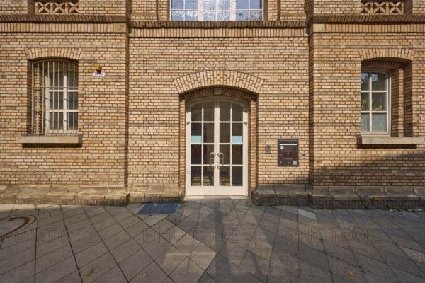 Entrance and windows of a historic brick building on Eiskellerstraße in the historic centre of Düsseldorf, state capital, independent city, North Rhine-Westphalia, Germany, Europe