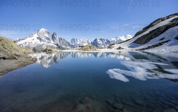 Mountain landscape with mountain lake, water reflection in Lac Blanc, mountain peak, Aiguille Verte, Grandes Jorasses, Aiguille du Moine, Mont Blanc, Mont Blanc massif, Chamonix-Mont-Blanc, Haute-Savoie, France, Europe