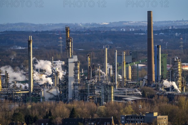 Ruhr Öl GmbH, BP Gelsenkirchen refinery, in GE-Horst, production of products from mineral oil, petrol, diesel, paraffin, view over the district Beckhausen, Gelsenkirchen, North Rhine-Westphalia, Germany, Europe