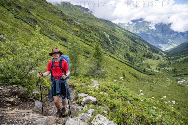 Mountaineers in Mullitztal, ascent to Lasörlinghütte from Virgental, Lasörlinggruppe, Hohe Tauern, East Tyrol, Tyrol, Austria, Europe