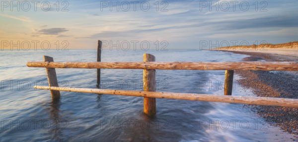 Fence on the beach of the Baltic Sea as the border of the cordoned-off core zone of the Western Pomerania Bodden Landscape National Park in the evening light, Weststrand, Darß peninsula, Fischland-Darß-Zingst, Mecklenburg-Western Pomerania, Germany, Europe