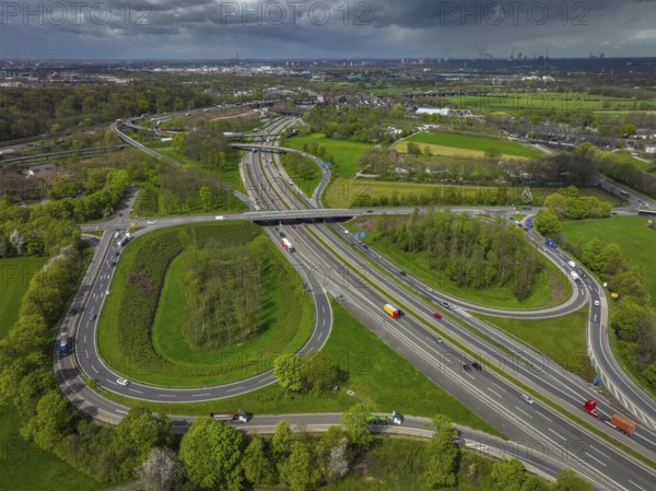 Duisburg, North Rhine-Westphalia, Germany, Ruhr area landscape at the Kaiserberg motorway junction, the junction connects the A3 motorway with the A40 motorway, the spaghetti junction will be renovated in the next few years, Europe