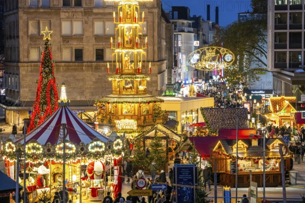 Pre-Christmas season, Christmas market in the city centre of Essen, Willy-Brandt-Platz, pedestrian zone Kettwiger Straße, Christmas lighting, Essener Lichtwochen, North Rhine-Westphalia, Germany, Europe