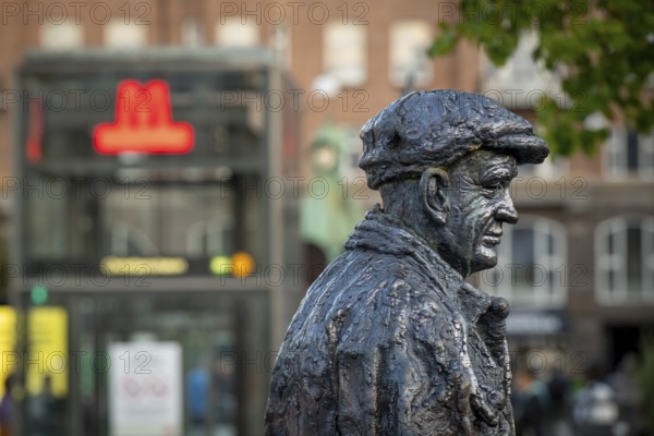 B&W Worker, sculpture by Jens Galschiøt, Børnehusbroen, Christianshavn Metrostation, Christianshavns Kanal, Copenhagen, Denmark, Europe