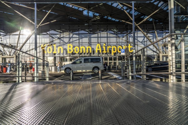 Taxi in front of the entrance to Terminal 2 at Cologne-Bonn Airport, CGN, North Rhine-Westphalia, Germany, Europe