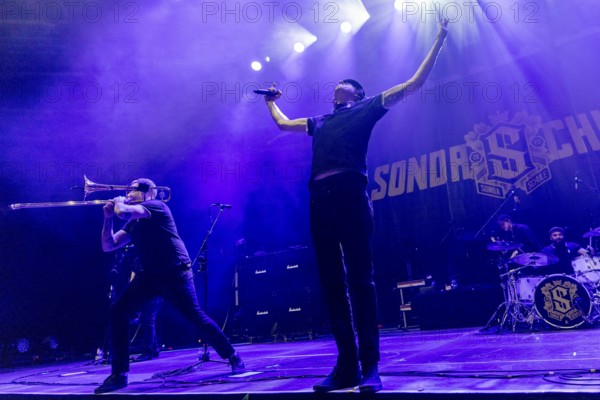 Sondaschule, Ska Punk Rock Band, Germany, Costa Cannabis (Tim Kleinrensing), Singer, concert, 12.02.2025, Velodrom, Berlin, Germany < english> Sondaschule, Ska Punk Rock Band, Germany, concert, February 12th, 2025, Velodrom, Berlin, Germany, Europe
